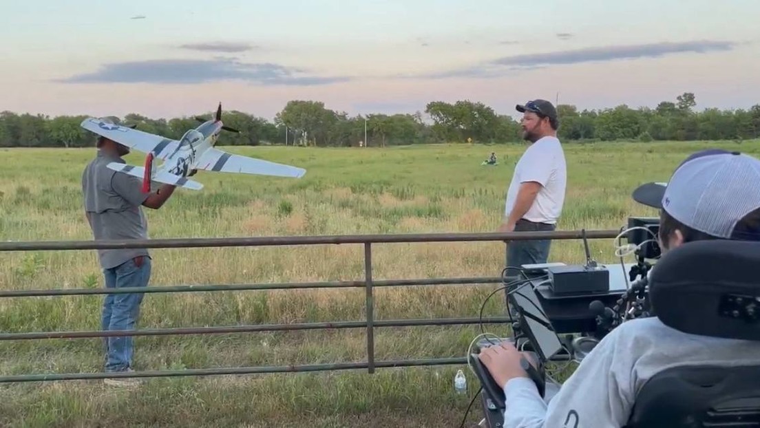 Controla un avión a escala con la mente gracias a un chip de Neuralink (VIDEO)