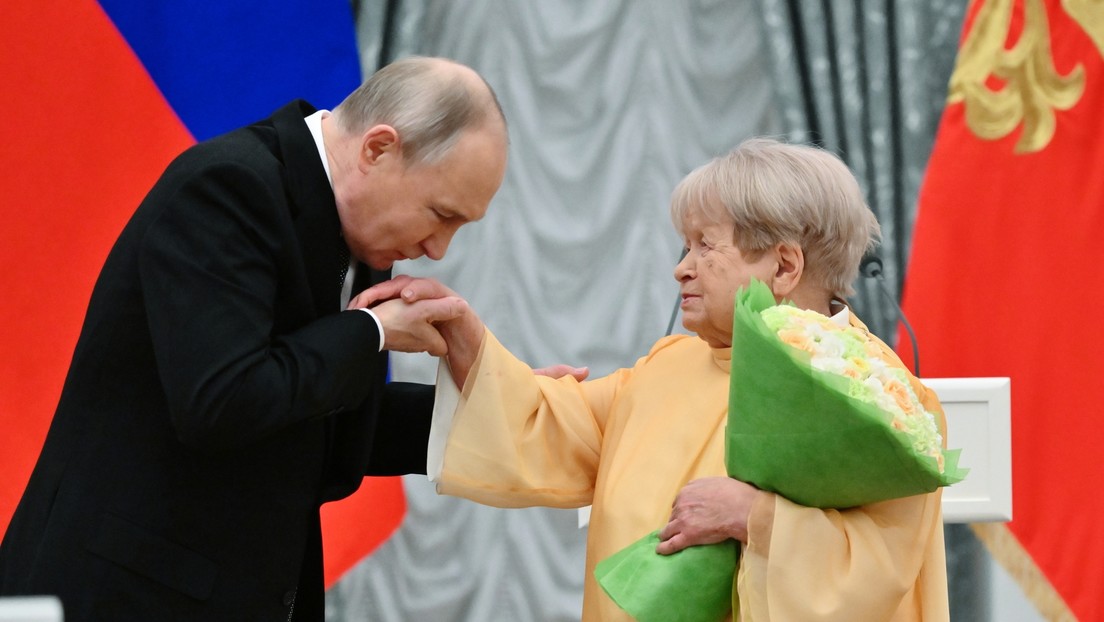 "Es Putin quien llama": La cordial felicitación del presidente ruso a una legendaria compositora (VIDEO)