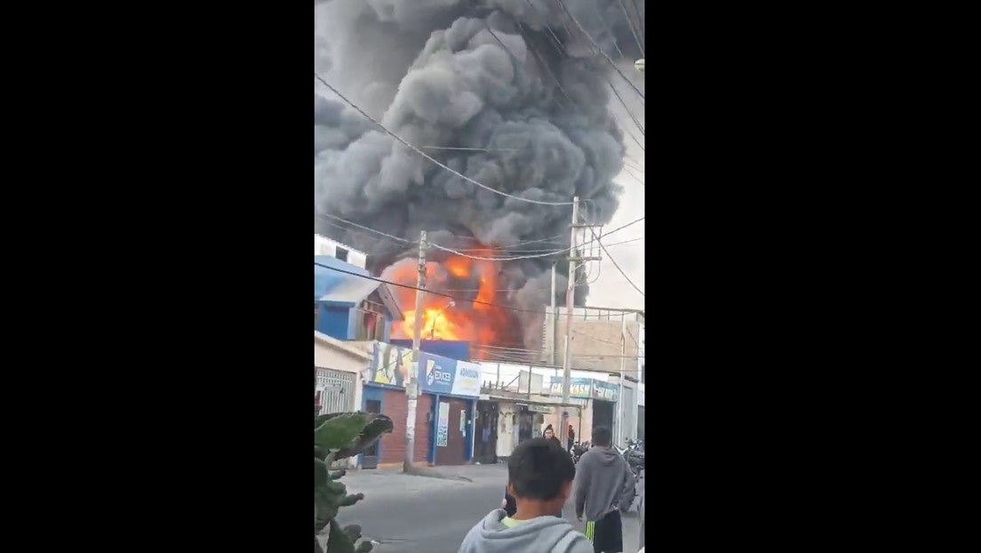 VIDEO: Voraz incendio consume una fábrica en Perú