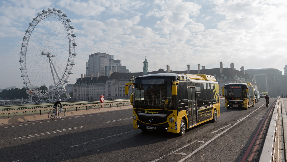 ¿Apagar los autobuses a distancia?: otro país se suma al nuevo 'temor' en torno a China