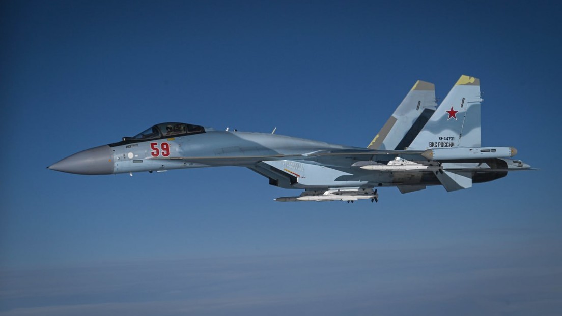 VIDEO DESDE LA CABINA: Así escoltaron Su-35 rusos el avión presidencial kazajo rumbo a Moscú