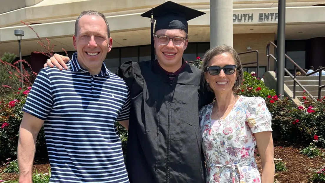 "'Coach' de suicidio": padres demandan a ChatGPT por incitar la muerte de su hijo