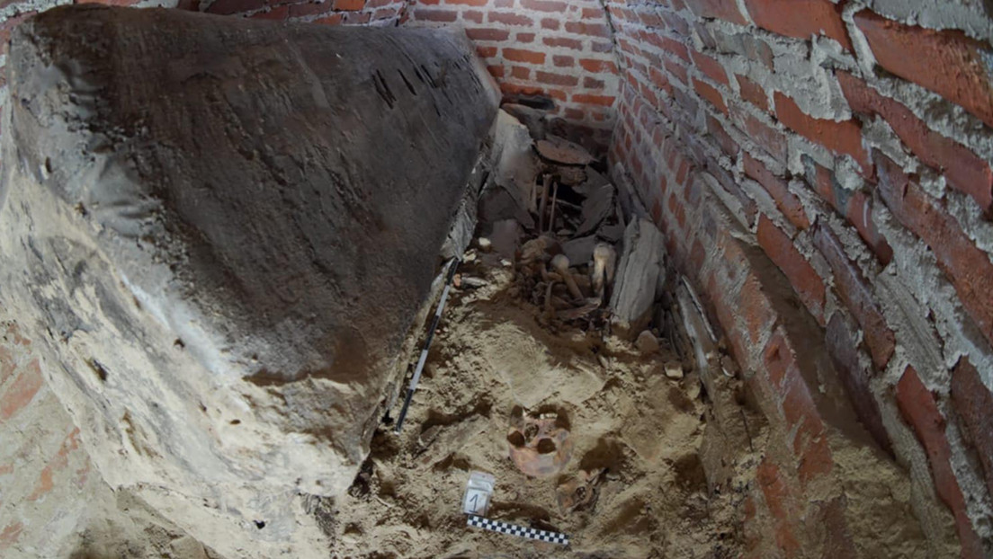 Abren una cripta sellada en un túnel y quedan sorprendidos por los 6 ataúdes que encuentran