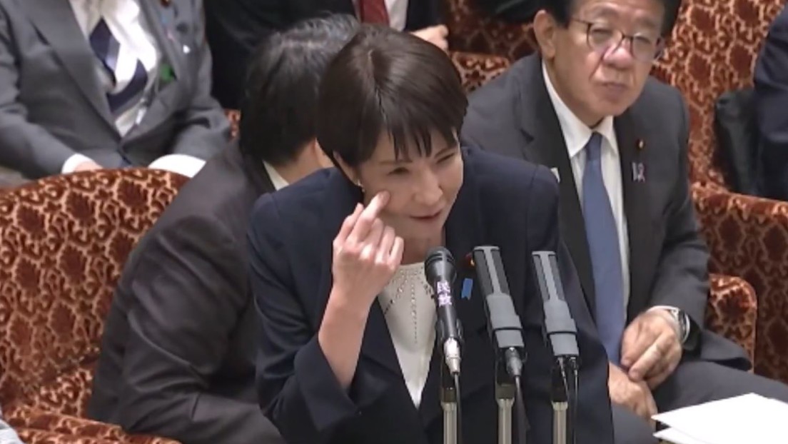 VIDEO: La primera ministra de Japón se queja de que no duerme lo suficiente