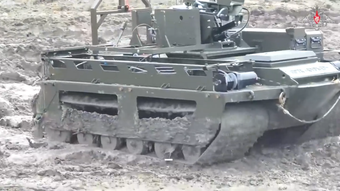 VIDEO: Tropas rusas aprenden a dominar innovadores sistemas robóticos en el frente