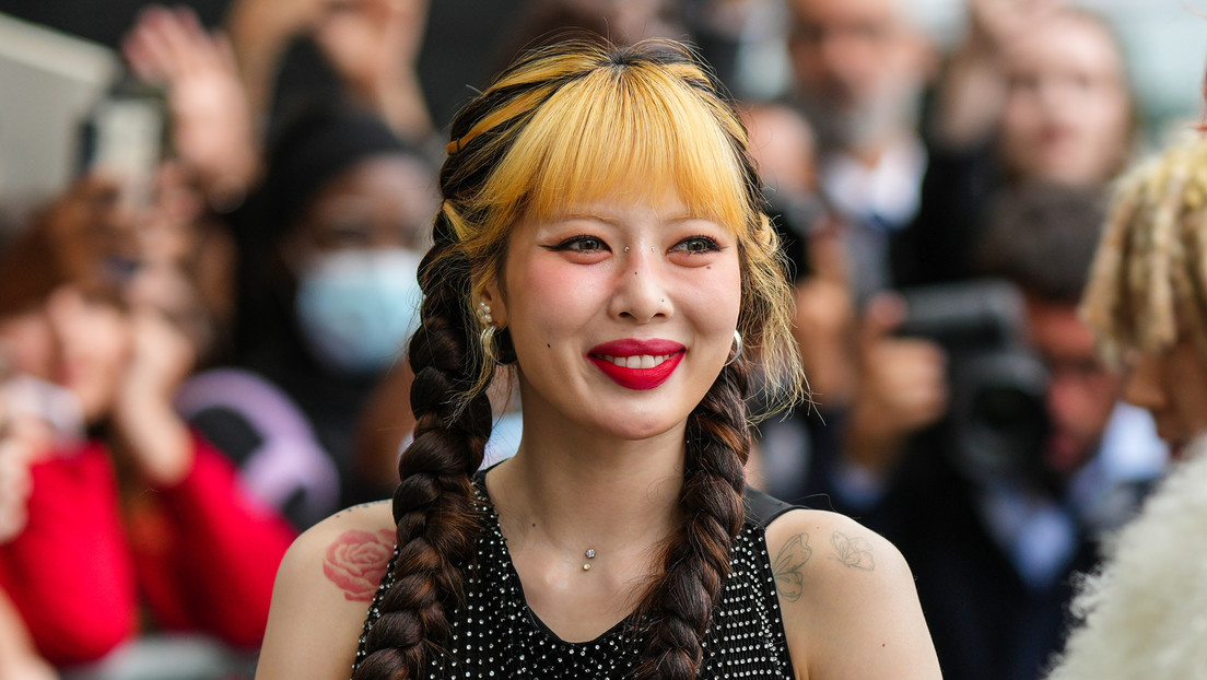 Estrella de K-pop se desploma en plena actuación (VIDEO)