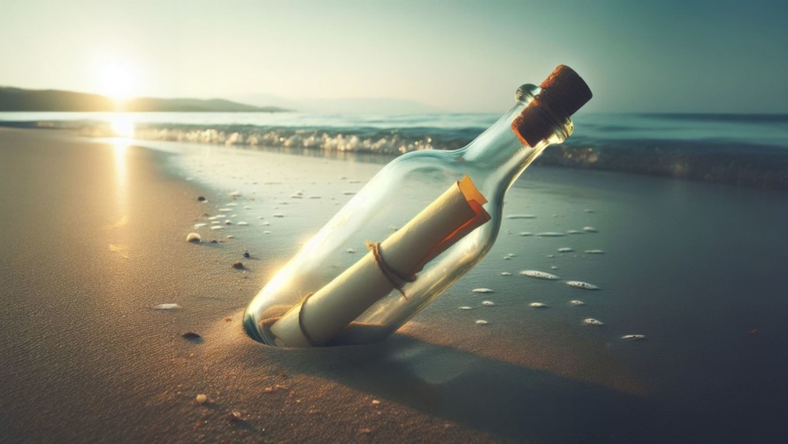 Mujer recibe una amarga sorpresa tras tirar varias botellas con cartas al mar