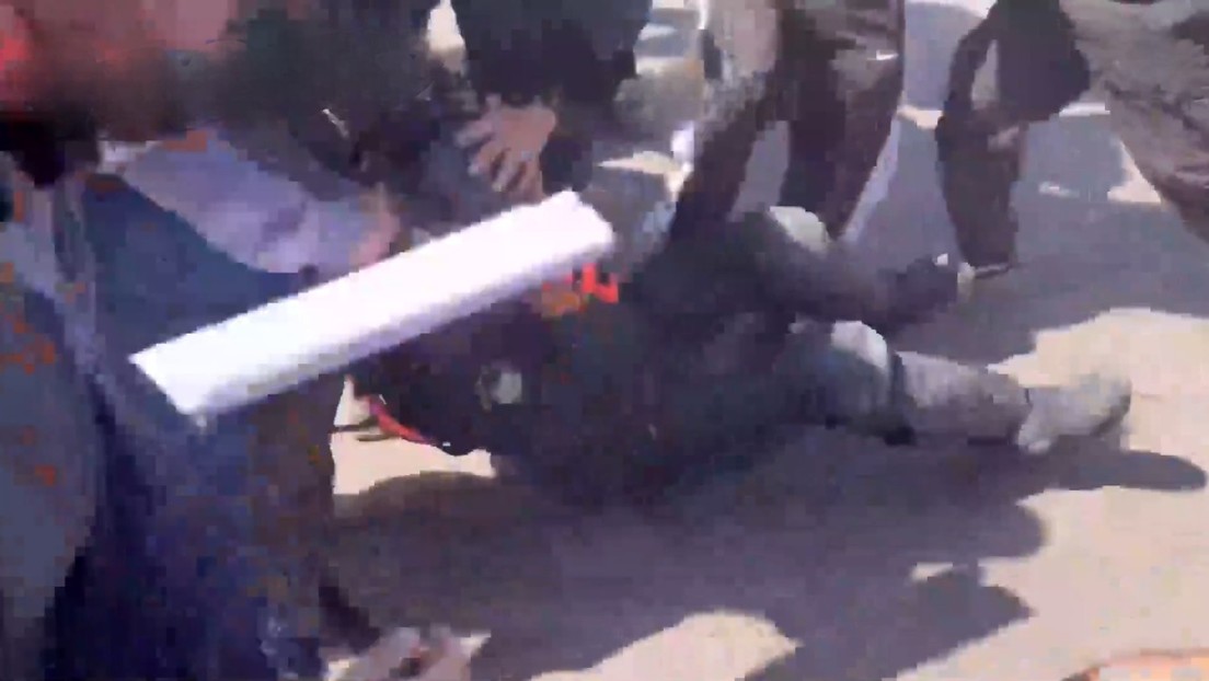 VIDEO: Manifestantes golpean brutalmente a un policía cerca del Palacio Nacional de México