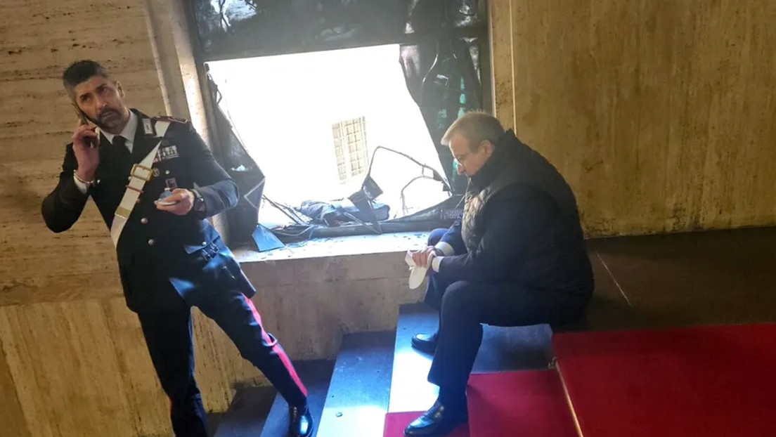 VIDEO: Funcionario se estrella contra vidriera centenaria y la destruye