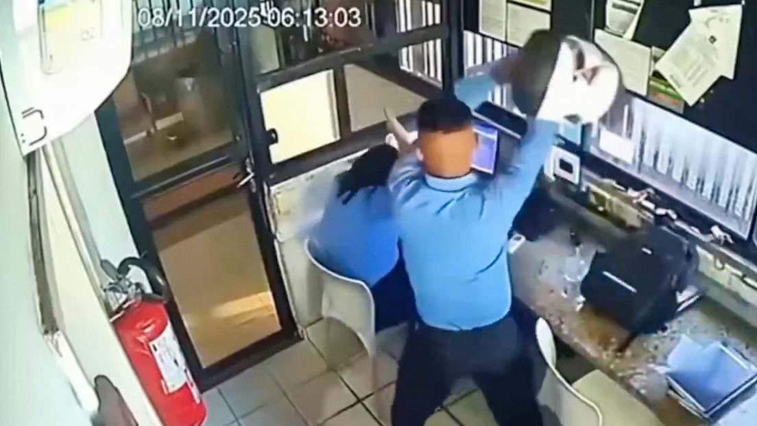 VIDEO: Hombre ataca a compañera de trabajo con un casco en Brasil