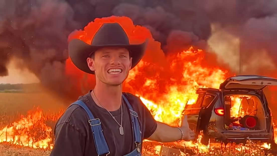 'Youtuber' incendia su Ferrari de 400.000 dólares y acaba en la cárcel