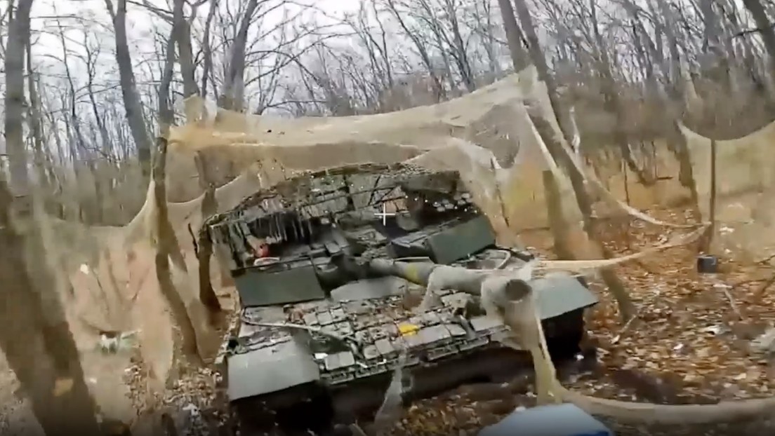 VIDEO: Drones rusos incendian blindados ucranianos que intentan romper el cerco en zona clave