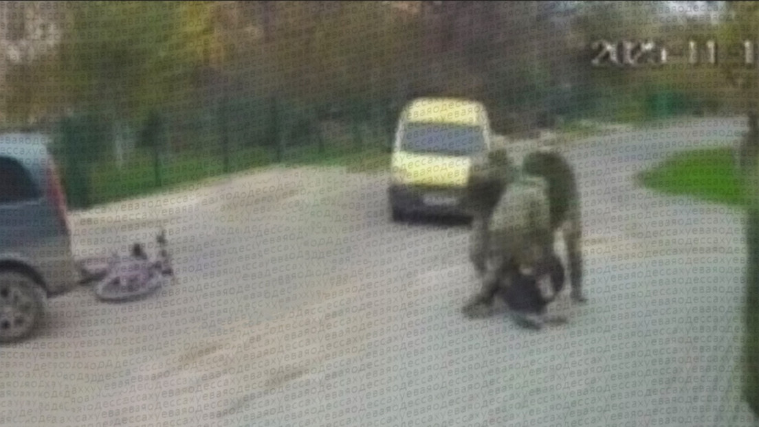 VIDEO: Reclutadores ucranianos casi atropellan a un ciclista para luego movilizarlo