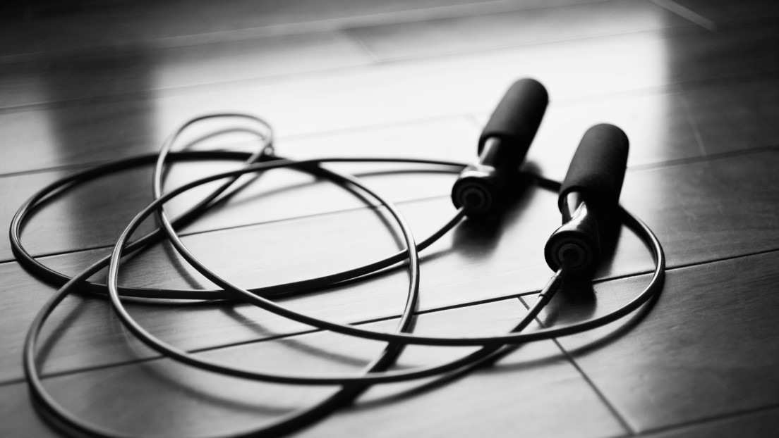 VIDEO: Deportista chino salta a la cuerda 140 veces en 30 segundos