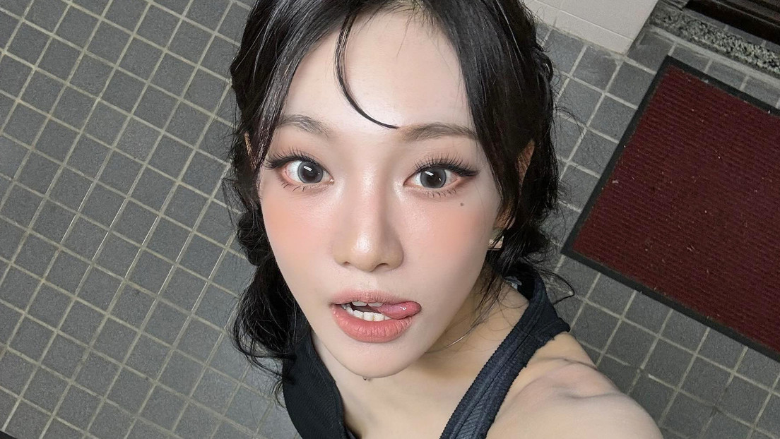 Un objeto controvertido en la habitación de esta cantante de K-pop provoca su rechazo en Japón