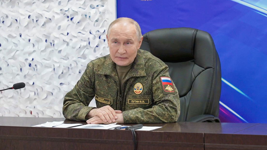 Putin visita uno de los puestos de mando del grupo Západ