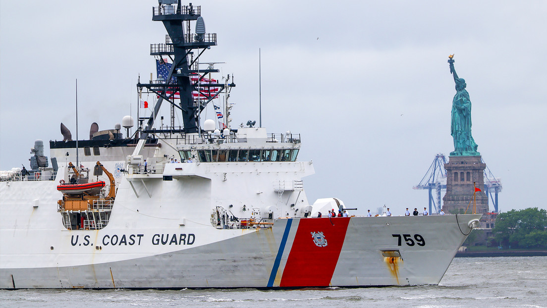 Esvásticas y banderas confederadas: el último gran escándalo en la Guardia Costera de EE.UU.