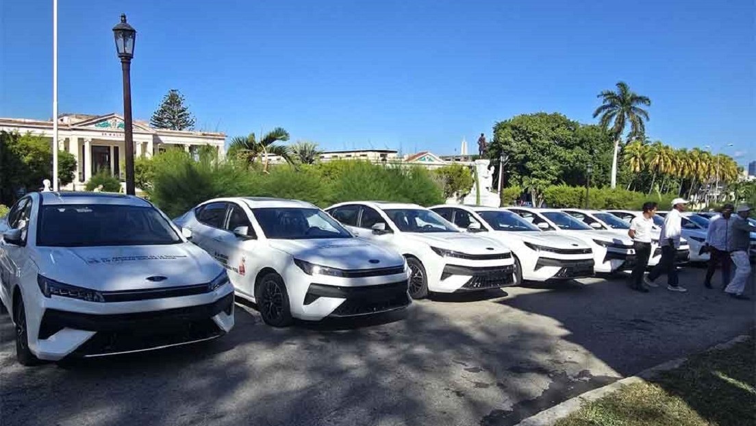 La Habana recibe donación de automóviles rusos Moskvich enviados por Moscú