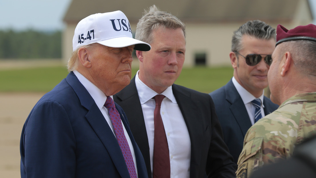 Politico revela quién hace sombra al secretario de Guerra de Trump