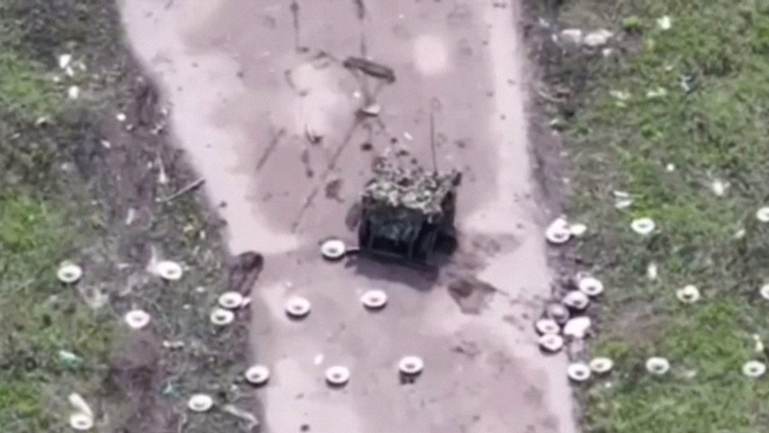 VIDEO: El minucioso trabajo de un robot ruso para despejar un camino de minas