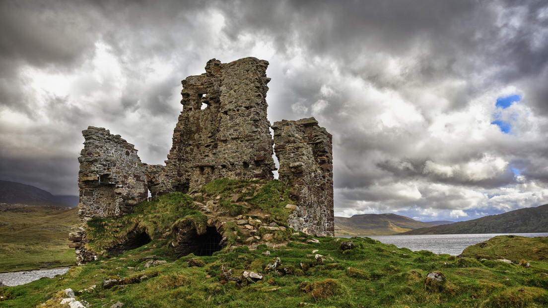 Destruyen el muro de un antiguo castillo para evitar mojarse los pies y tomarse fotos