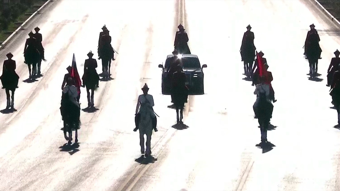 VIDEO: La escolta de Putin va acompañada de caballería en Kirguistán