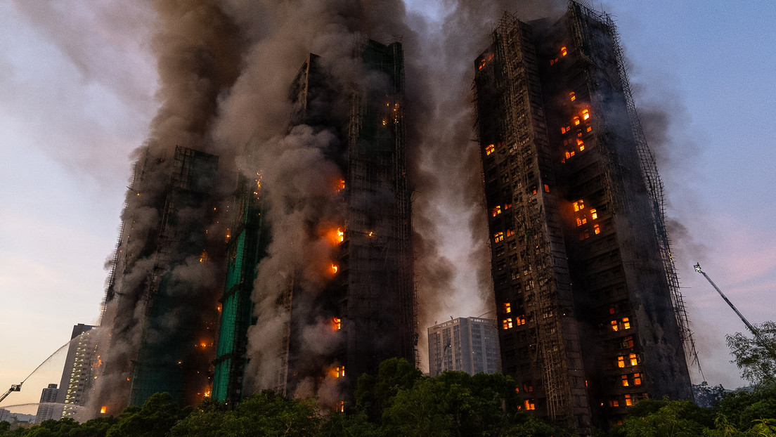 VIDEOS: Incendio devora varios rascacielos residenciales en Hong Kong