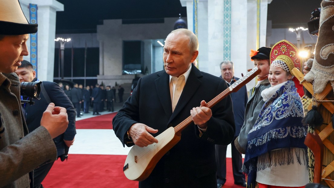 VIDEO: Putin toca un instrumento nacional en su vista a Kirguistán