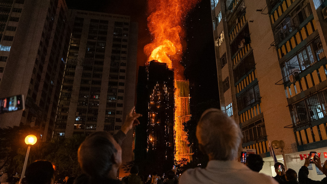 Decenas de muertos y casi 300 desaparecidos en el incendio que devoró varios rascacielos en Hong Kong