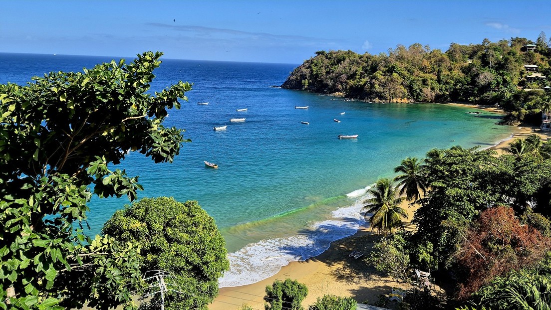 Hallan a un estadounidense con un objeto metálico sobresaliendo de su espalda en una paradisíaca isla