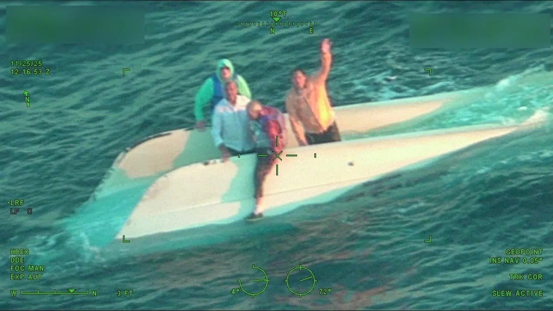 VIDEO: Rescatan a cuatro hombres tras pasar más de 20 horas a la deriva sobre un bote volcado