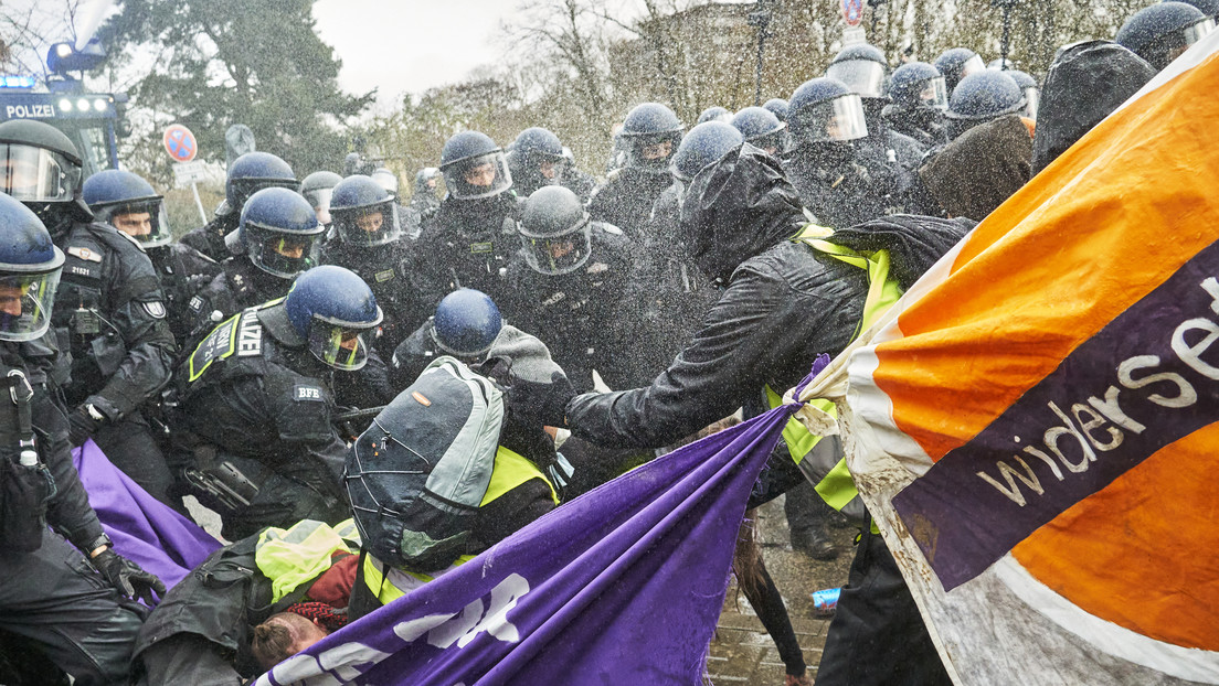 VIDEO: Caos y cañones de agua en protesta contra una nueva organización de derechas en Alemania
