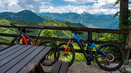 Ciclista de 77 años sobrevive tres días en un barranco gracias a vino