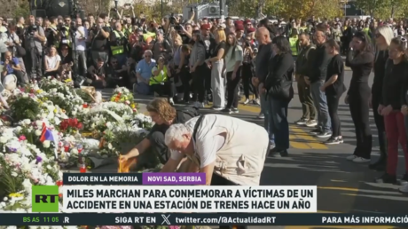 Miles de personas homenajean a víctimas de desplome de una estación de tren hace un año en Serbia