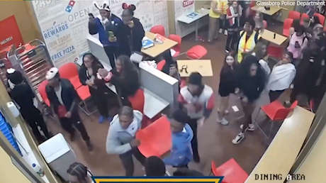 Policía herido y sillas volando: pelea épica en una pizzeria de EE.UU. (VIDEO)
