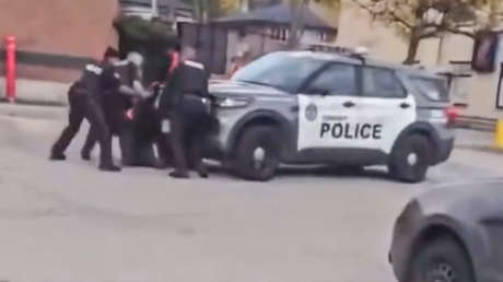 VIDEO: Policía atropella a dos personas por error y causa caos en la escena de arresto