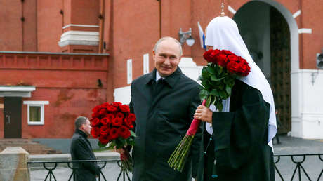 VIDEO, FOTOS: Putin deposita flores en el monumento a héroes que salvaron Rusia de invasores polacos