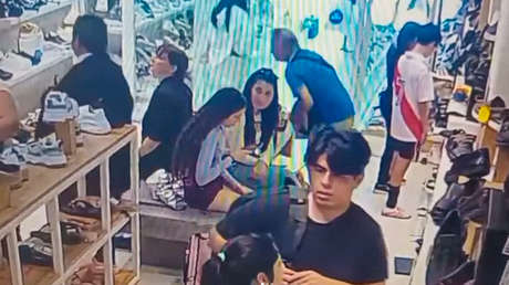 VIDEO: va a comprar un vestido a su hija y le roban el dinero en la tienda