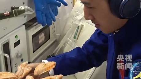 Parrillada cósmica: astronautas chinos celebran el primer asado de la historia aeroespacial (VIDEO)