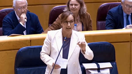 Pillan a senador de España vapeando a espaldas de la ministra de Sanidad