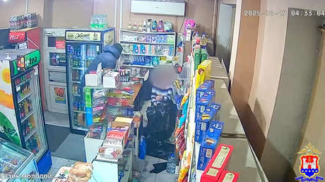 VIDEO: Un ladrón con cuchillo entra a robar una tienda, pero no sabía con quién se metía