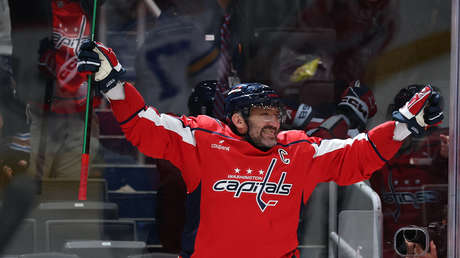 VIDEO VIRAL: Ovechkin marca su gol número 900, pero portero le trata de robar el 'show'