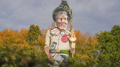 VIDEO: Una efigie de Keir Starmer con salchichas en la cabeza será quemada en una fiesta