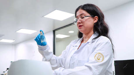 La científica colombiana que cambió el reguetón por los laboratorios de Química