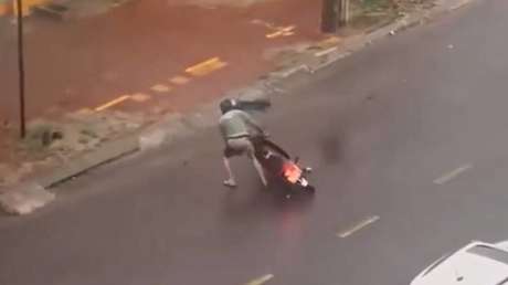 Vietnamita se aferra a la vida justo antes de que el tifón Kalmaegi tocara tierra (VIDEO)