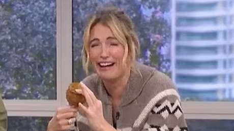 Presentadora de TV prueba postre y termina rompiéndose un diente en vivo (VIDEO)