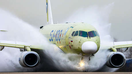 ¿Para qué metieron en una 'piscina' el avión civil SJ-100 con piezas 100 % rusas? (VIDEO)
