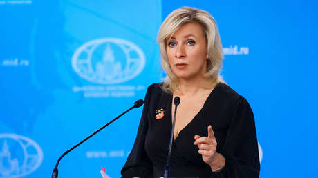 "Estaban desarmados, llevaban una bandera blanca": Zajárova condena el "asesinato brutal" de civiles por Kiev