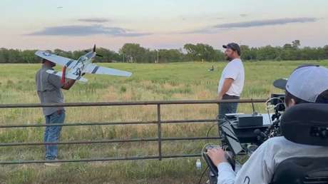 Controla un avión a escala con la mente gracias a un chip de Neuralink (VIDEO)
