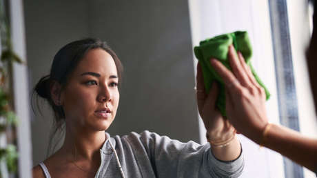 Un entusiasta voluntario arruina una obra de arte al confundirla con un espejo sucio